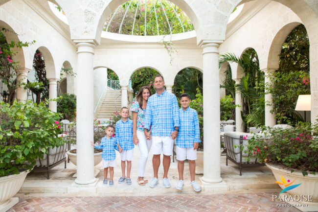 10 Portrait Photography at the Palms family in matching outfits under archway